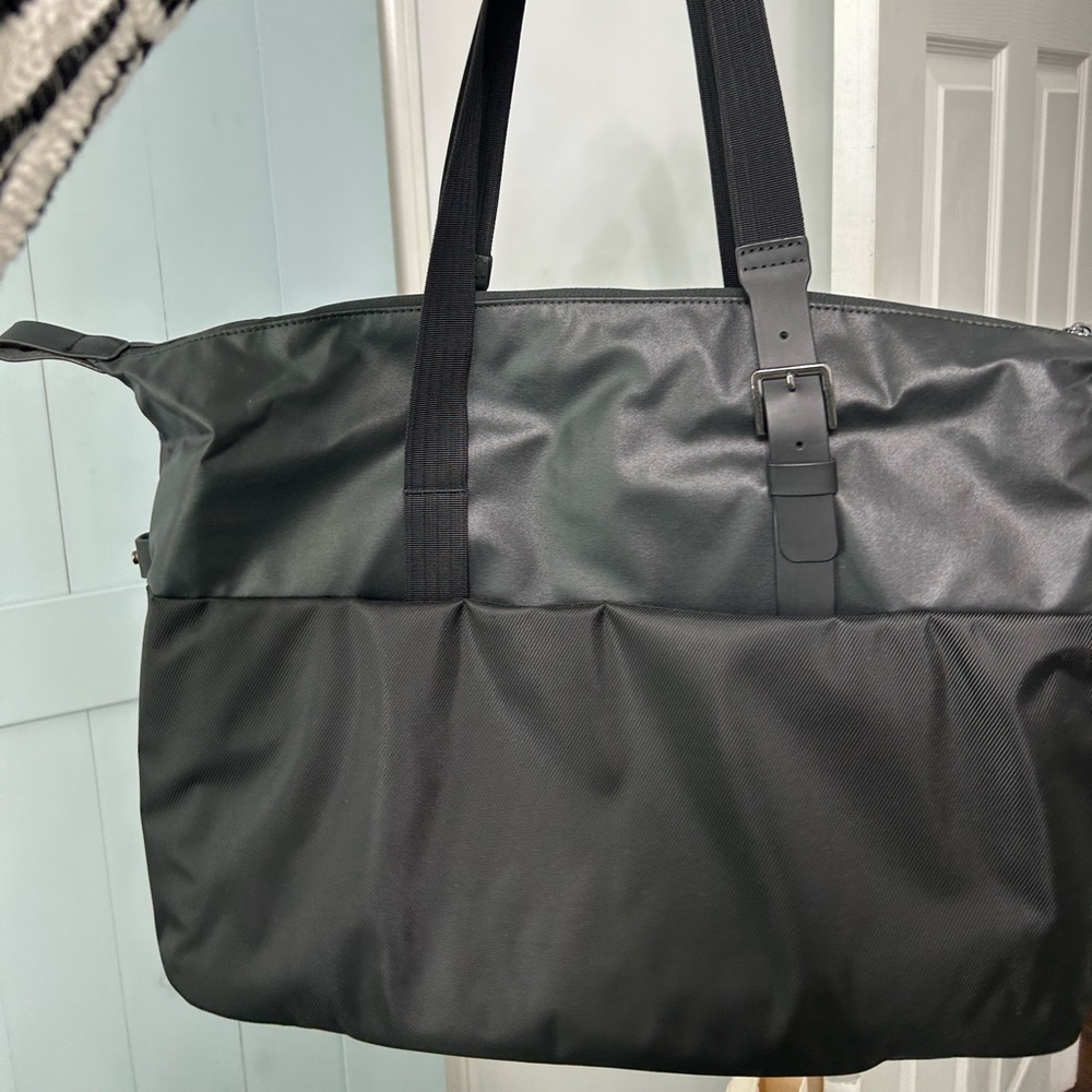 Thule lap top tote. Used once. No tags.